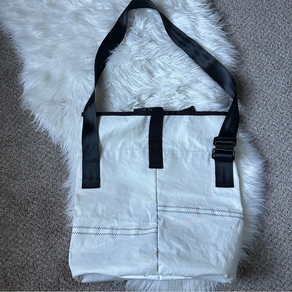 Klein & More Design 360 Sailboat Recycled Large Crossbody Bag White/ Blue - Picture 6 of 14
